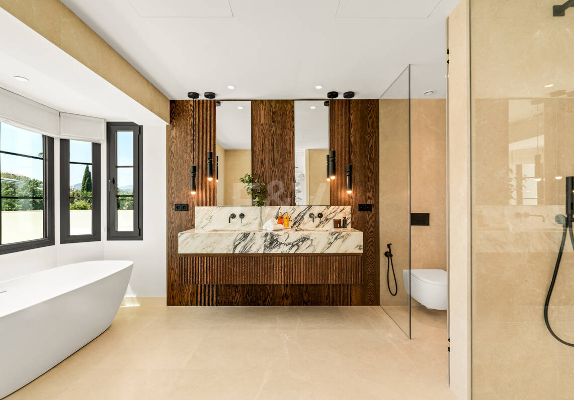 Villa Monte Blanco: An Oasis of Elegance and Tranquility, next to the Las Brisas Golf Course, Nueva Andalucía