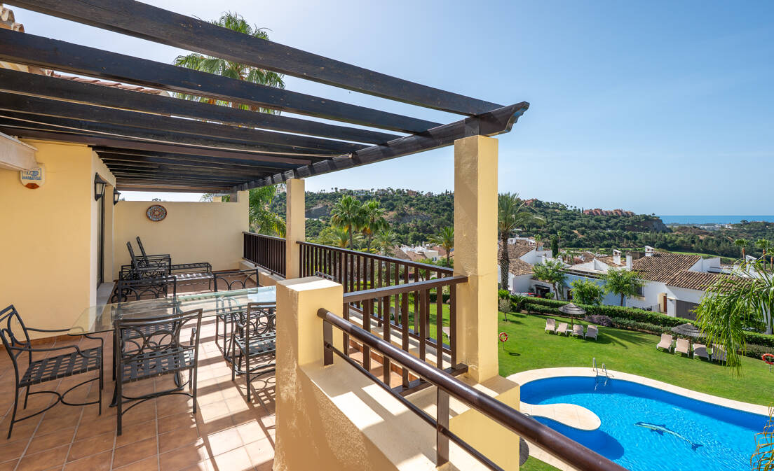 Set within the prestigious Los Arqueros community in Benahavís, this elegant penthouse enjoys stunning sea views and a peaceful golf...