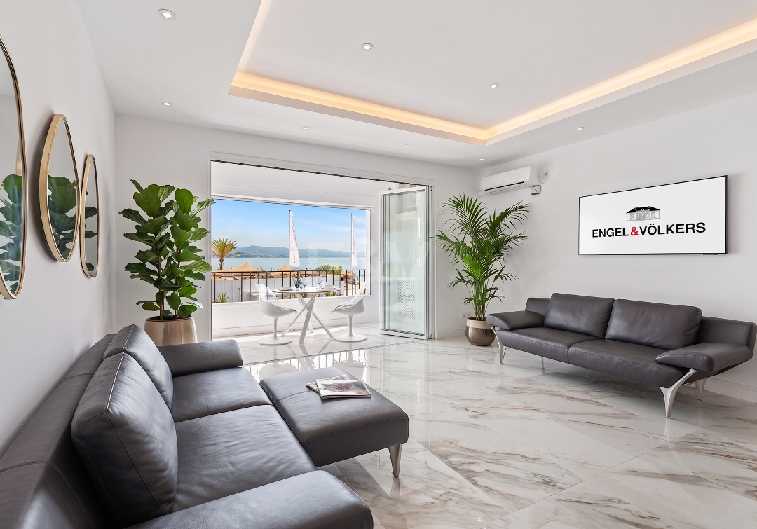 Frontline beach apartment with sea and mountain views in Puerto Banús