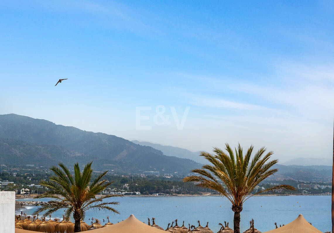 Frontline beach apartment with sea and mountain views in Puerto Banús