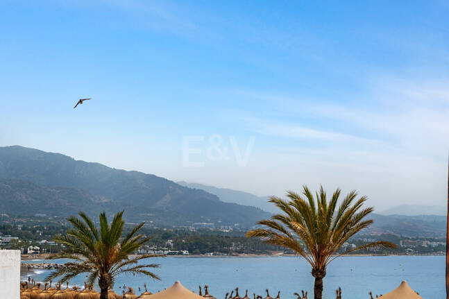 Frontline beach apartment with sea and mountain views