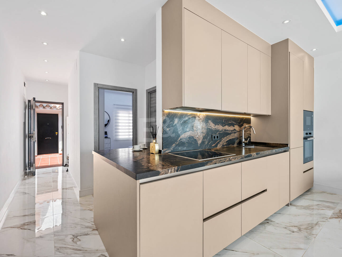 Frontline beach apartment with sea and mountain views