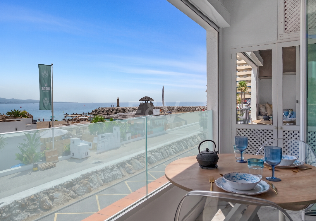 Frontline beach apartment with sea and mountain views in Puerto Banús