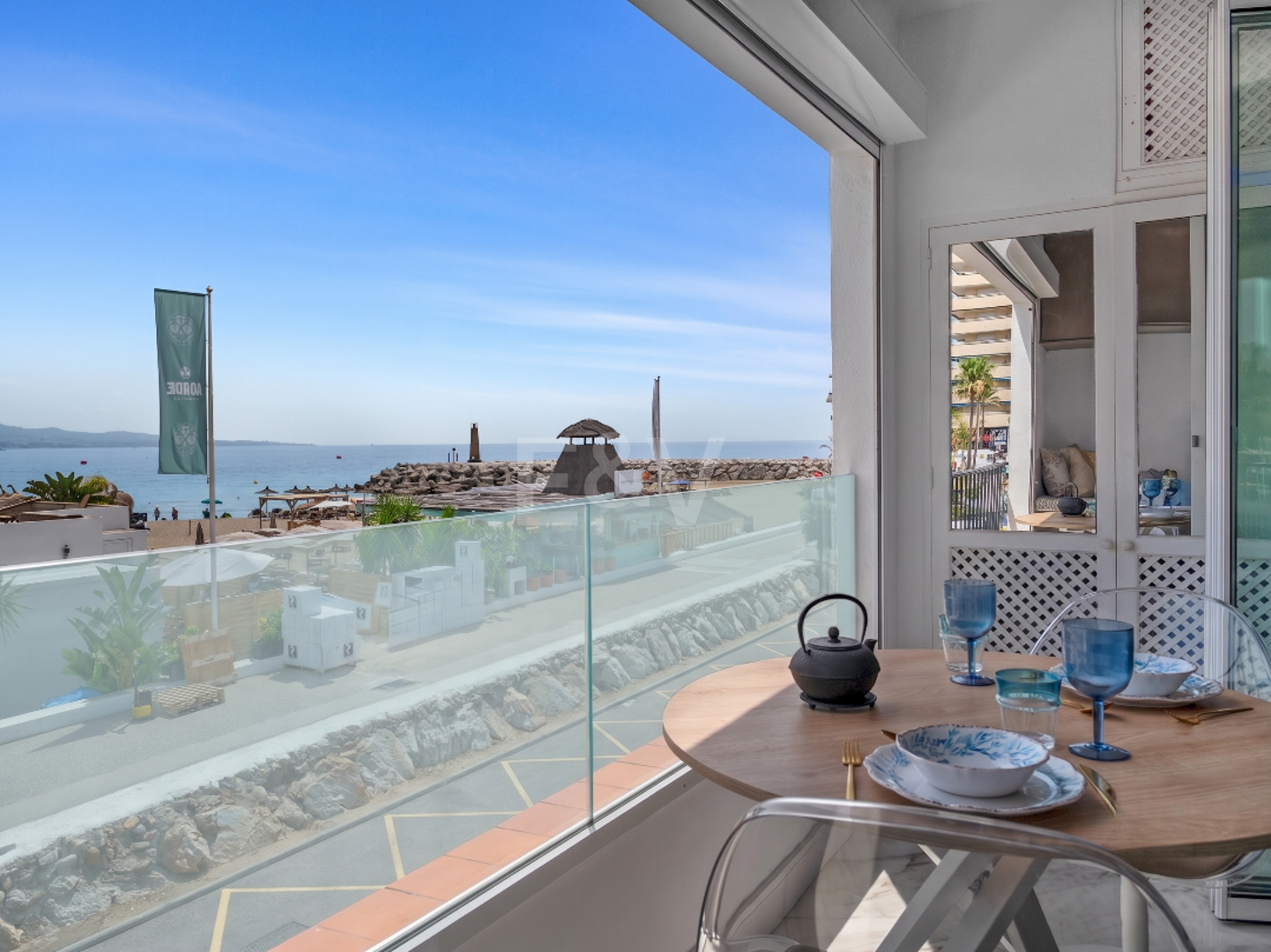 Apartment in erster Strandreihe mit Meer- und Bergblickr