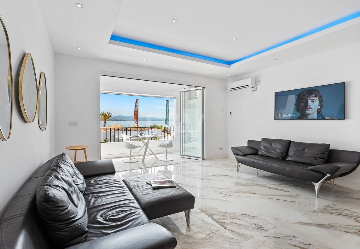 Frontline beach apartment with sea and mountain views