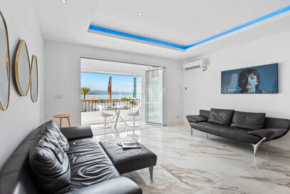 Frontline beach apartment with sea and mountain views