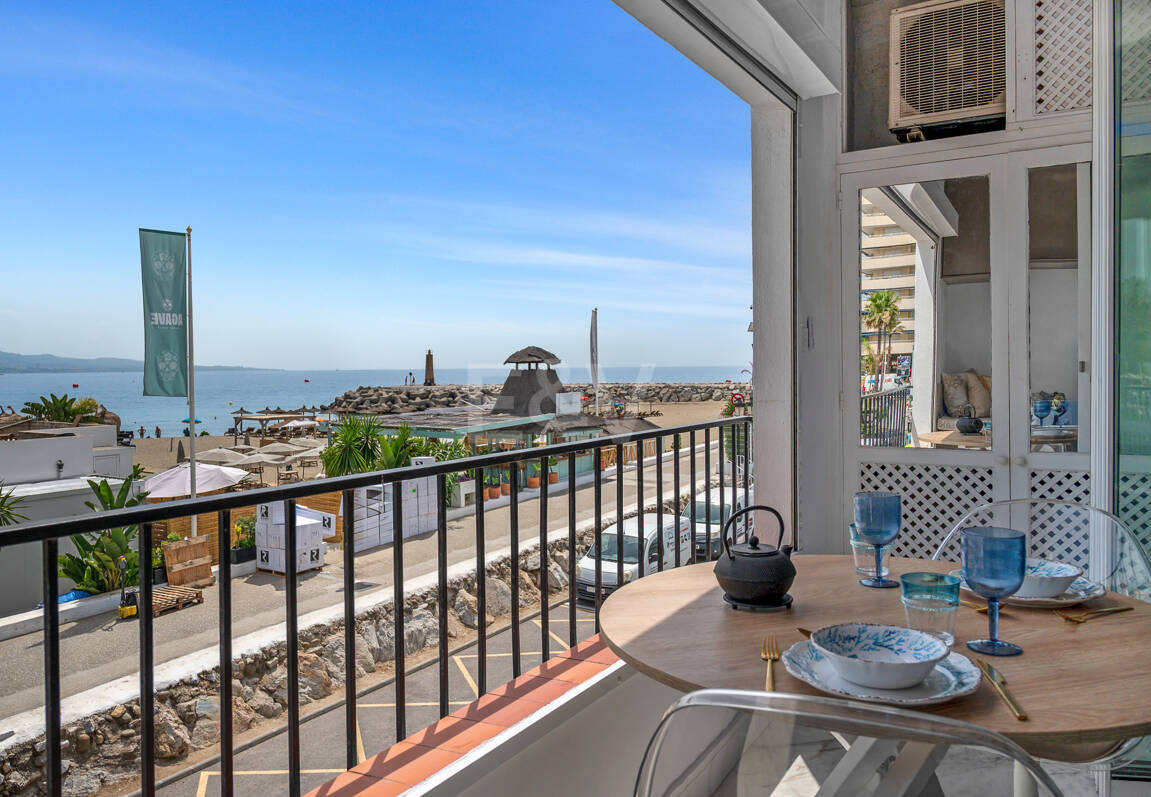 Frontline beach apartment with sea and mountain views