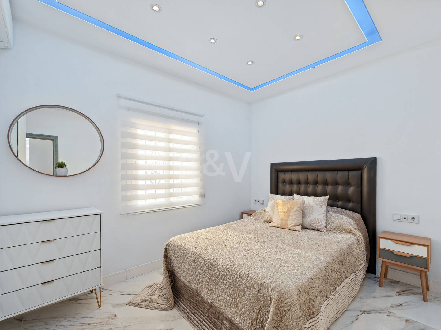 Frontline beach apartment with sea and mountain views