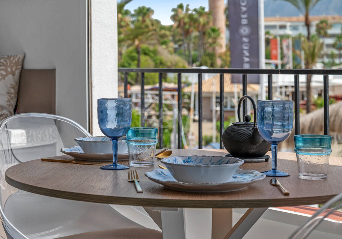 Frontline beach apartment with sea and mountain views in Puerto Banús