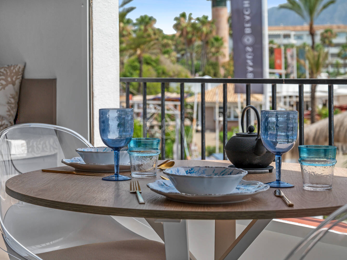 Frontline beach apartment with sea and mountain views