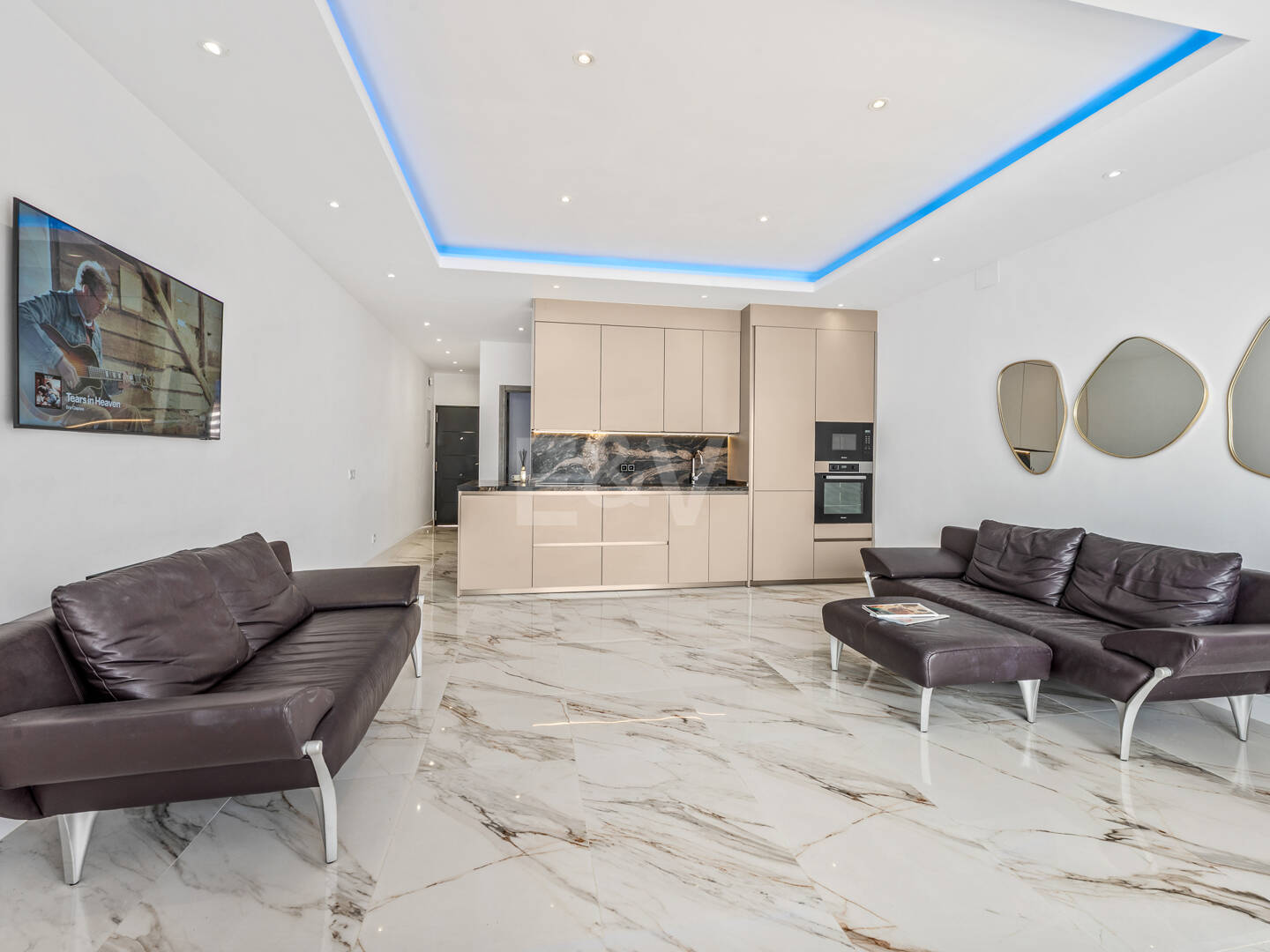 Frontline beach apartment with sea and mountain views