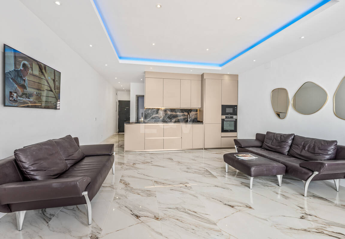 Frontline beach apartment with sea and mountain views