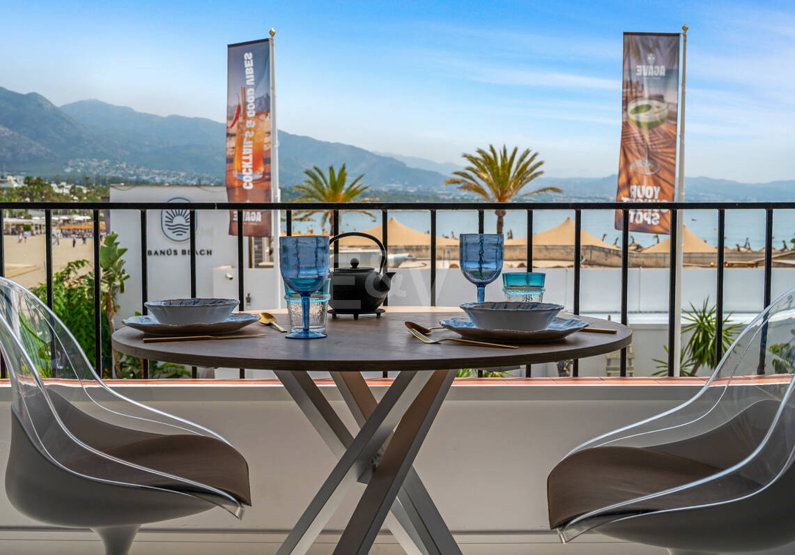 Frontline beach apartment with sea and mountain views in Puerto Banús