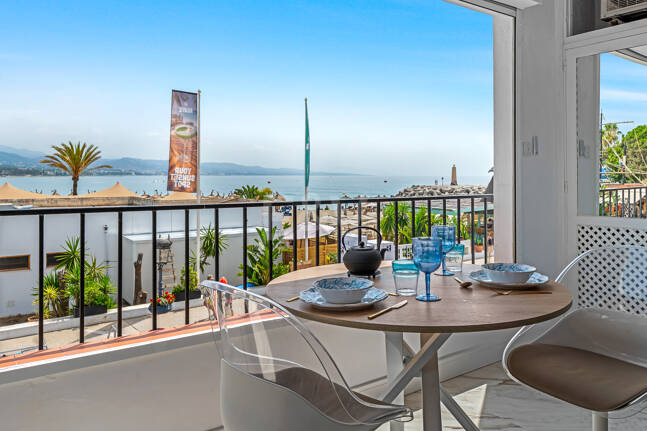 Frontline beach apartment with sea and mountain views