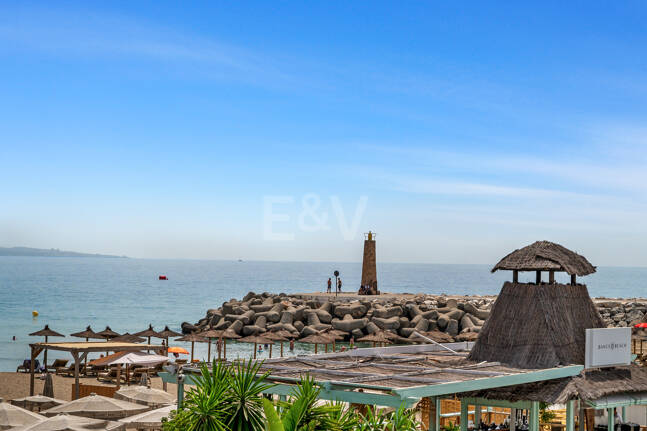 Frontline beach apartment with sea and mountain views
