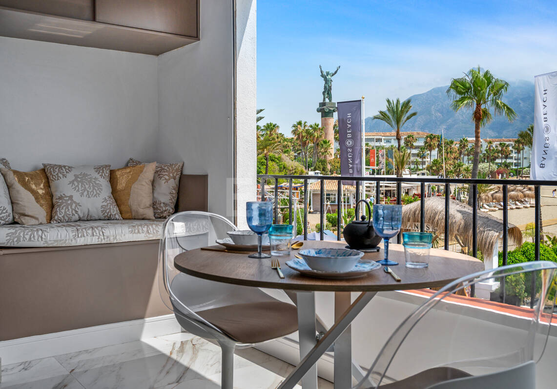 Frontline beach apartment with sea and mountain views in Puerto Banús