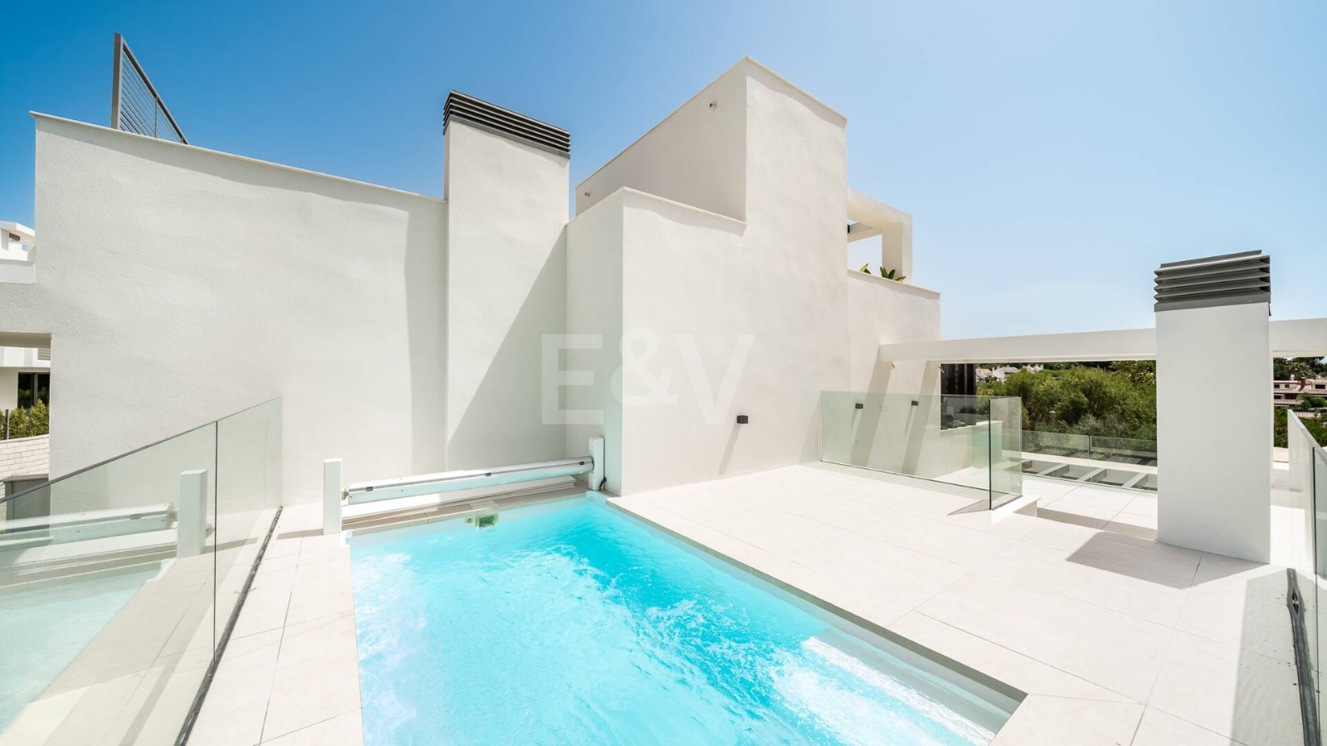 New Luxury Semi Penthouse with Private Rooftop Pool on Marbella's Golden Mile