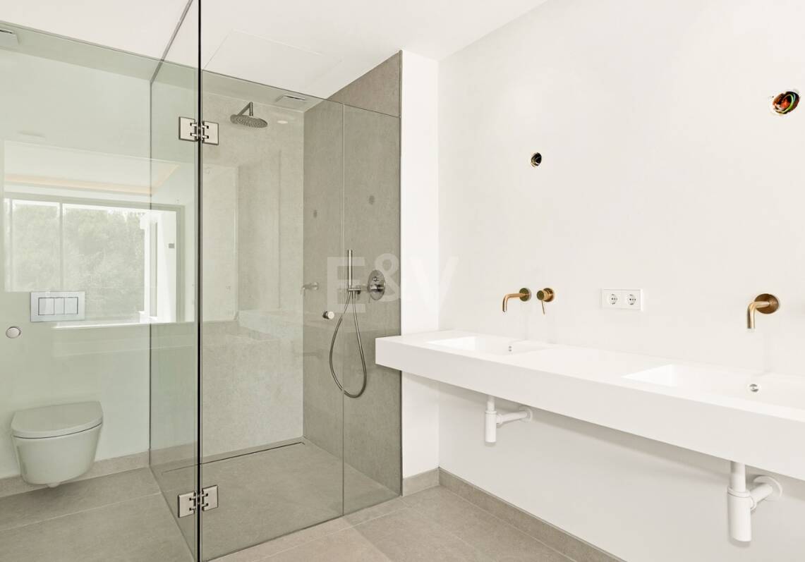 New Luxury Semi Penthouse with Private Rooftop Pool on Marbella's Golden Mile