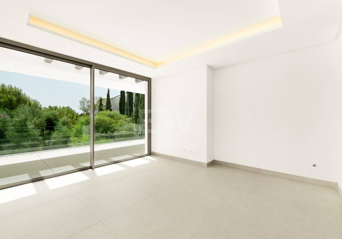 New Luxury Semi Penthouse with Private Rooftop Pool on Marbella's Golden Mile
