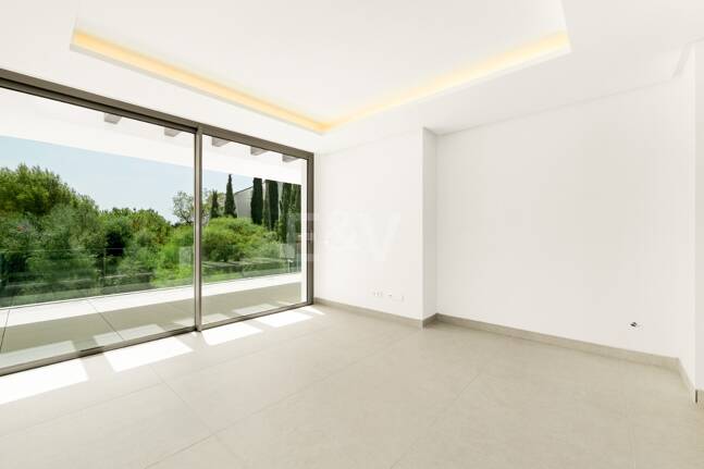 New Luxury Semi Penthouse with Private Rooftop Pool on Marbella's Golden Mile