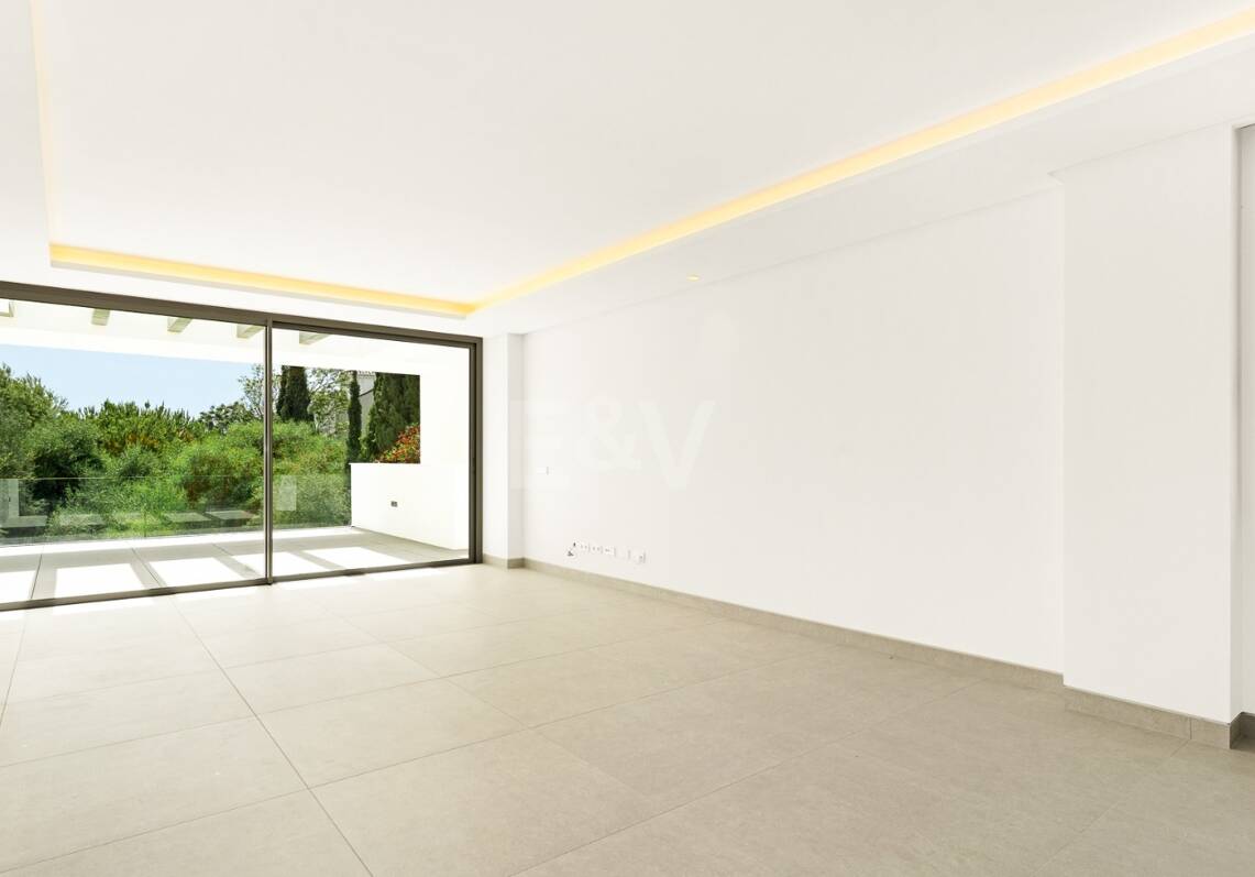 New Luxury Semi Penthouse with Private Rooftop Pool on Marbella's Golden Mile