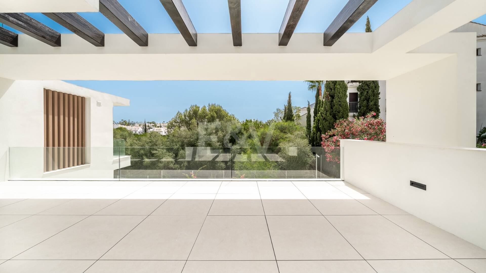 New Luxury Semi Penthouse with Private Rooftop Pool on Marbella's Golden Mile