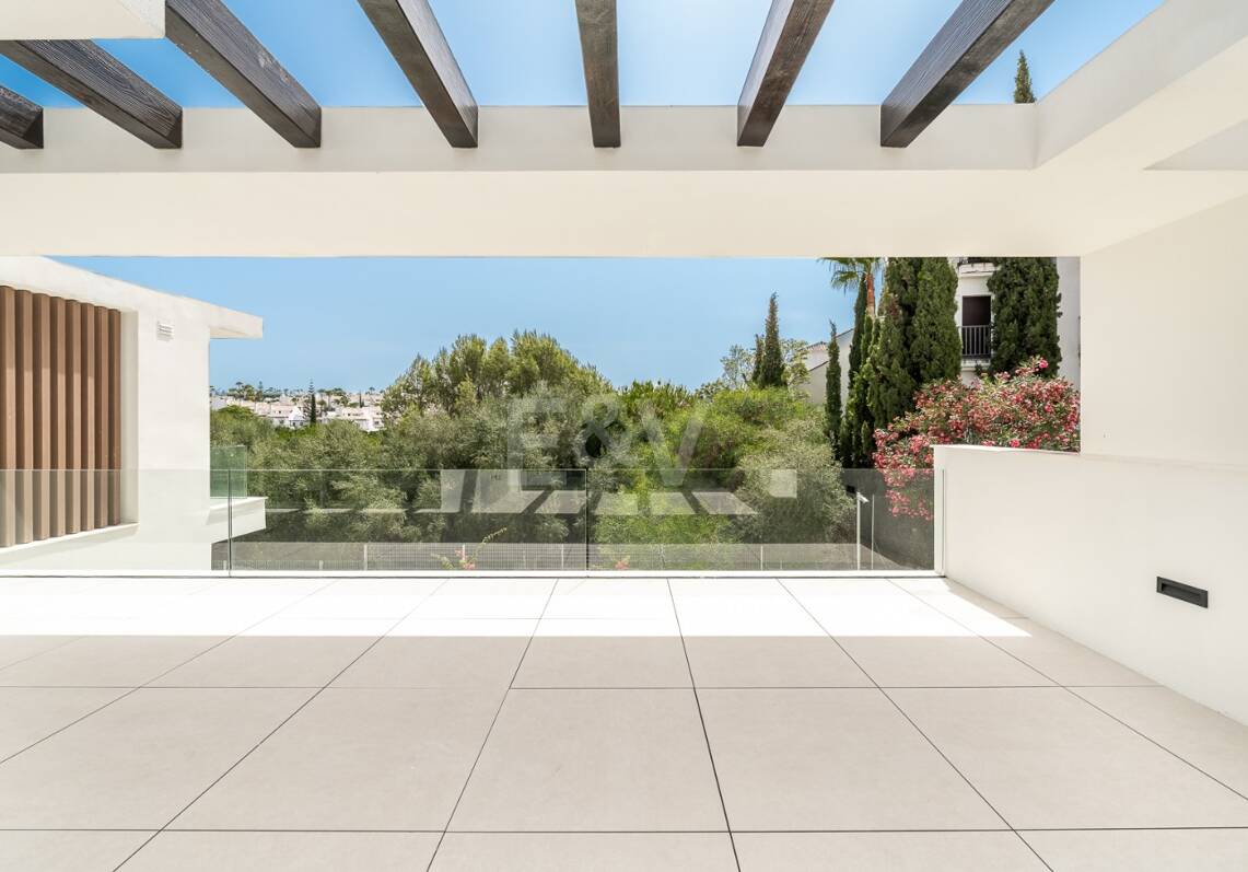 New Luxury Semi Penthouse with Private Rooftop Pool on Marbella's Golden Mile