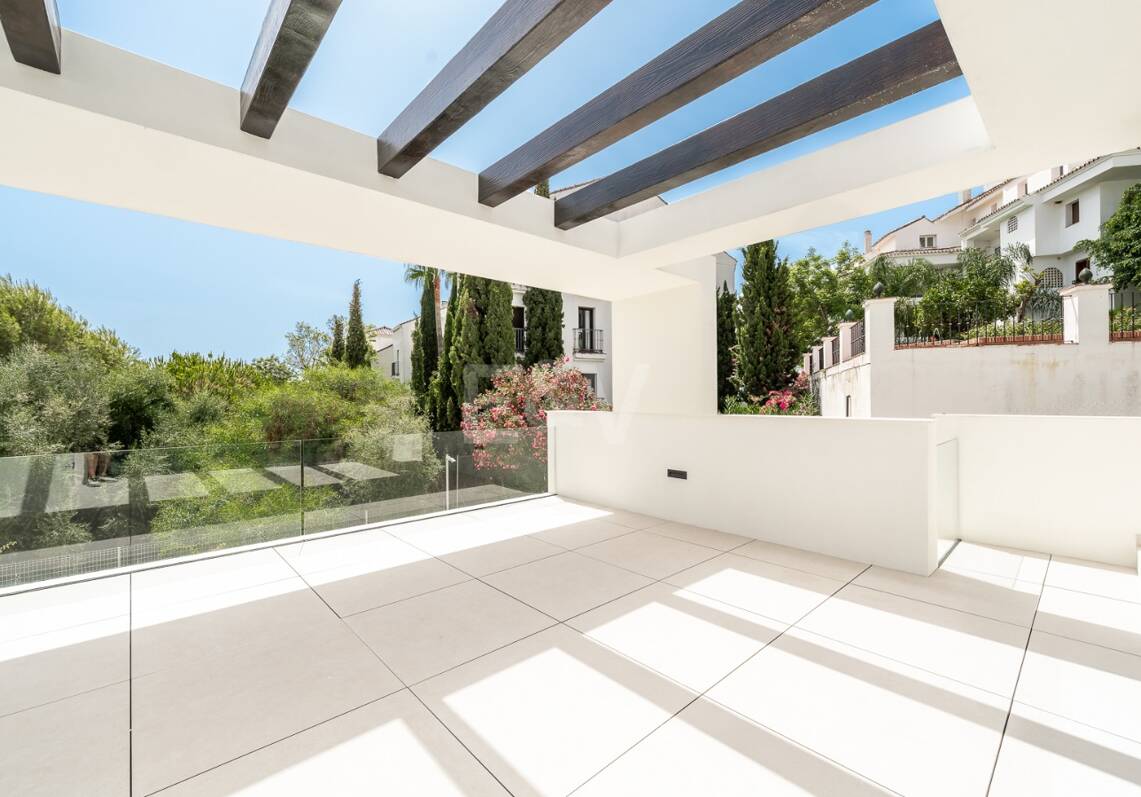 New Luxury Semi Penthouse with Private Rooftop Pool on Marbella's Golden Mile