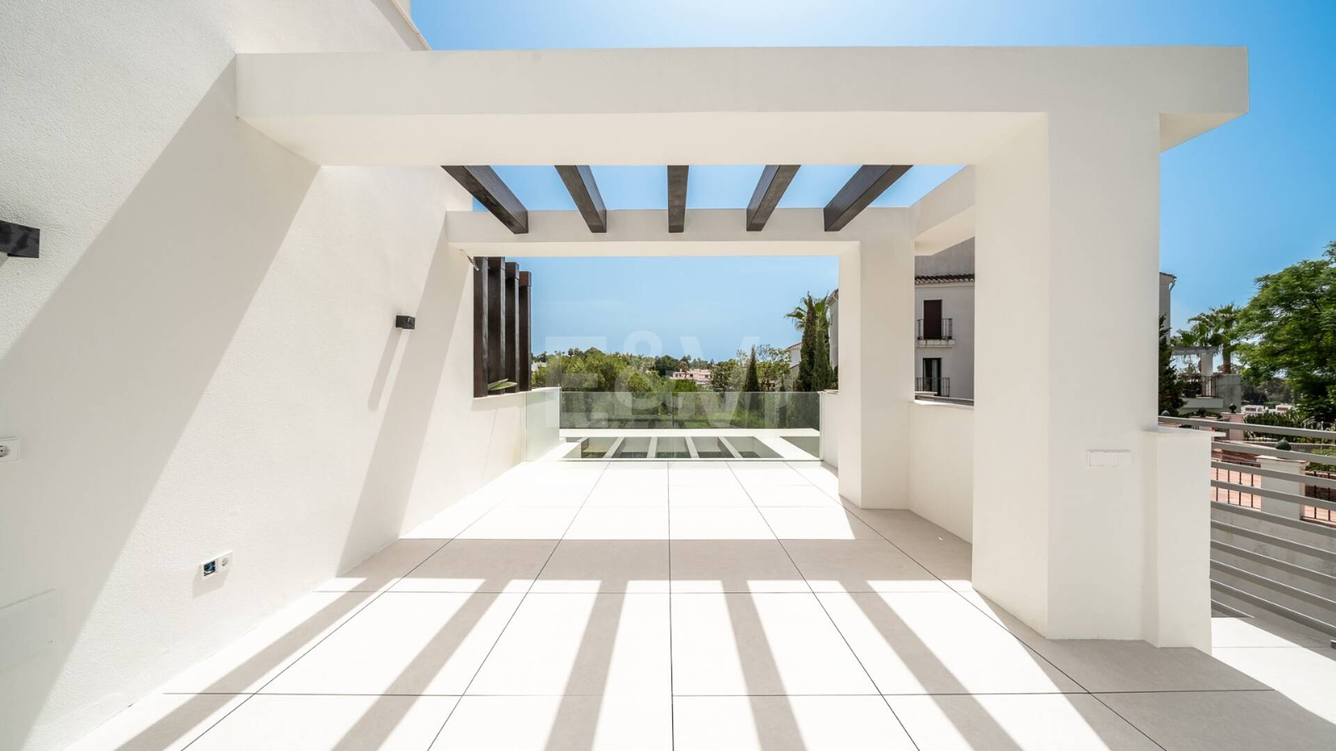 New Luxury Semi Penthouse with Private Rooftop Pool on Marbella's Golden Mile