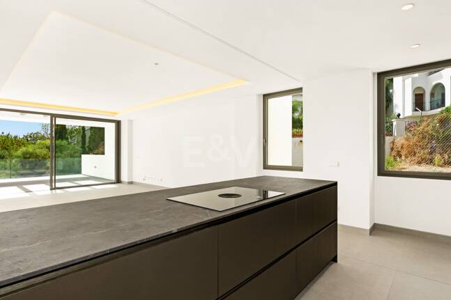 New Luxury Semi Penthouse with Private Rooftop Pool on Marbella's Golden Mile