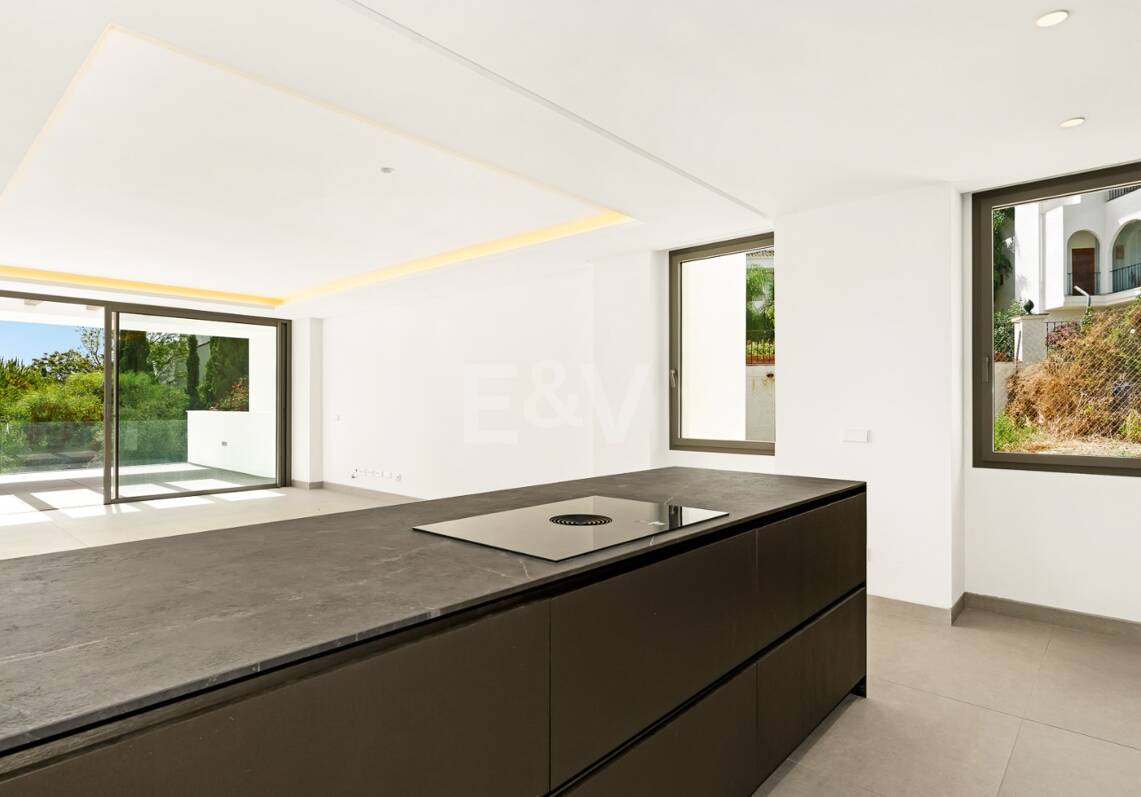 New Luxury Semi Penthouse with Private Rooftop Pool on Marbella's Golden Mile
