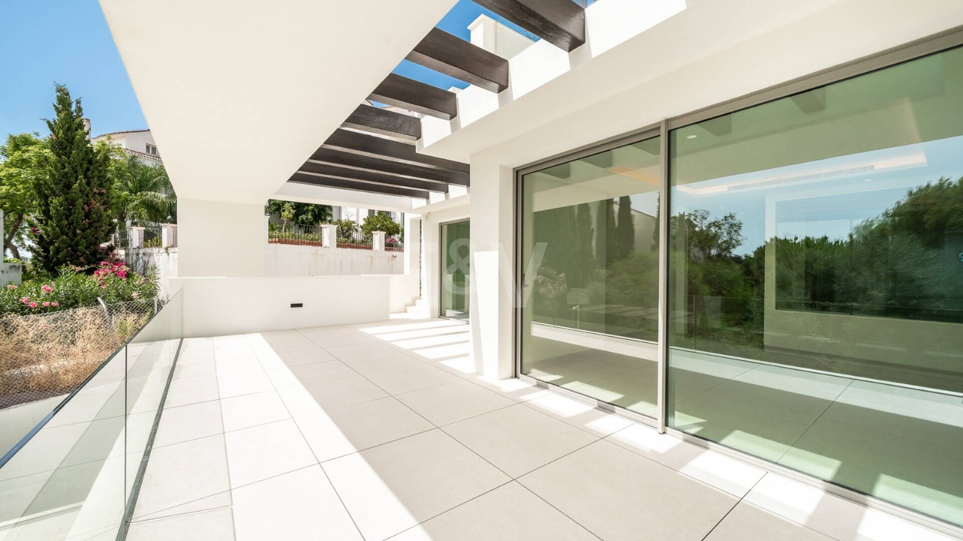 New Luxury Semi Penthouse with Private Rooftop Pool on Marbella's Golden Mile