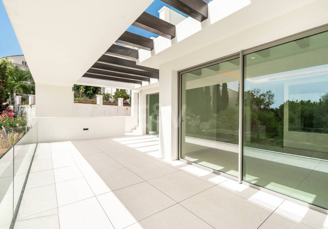 New Luxury Semi Penthouse with Private Rooftop Pool on Marbella's Golden Mile