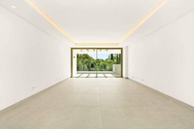 New Luxury Semi Penthouse with Private Rooftop Pool on Marbella's Golden Mile