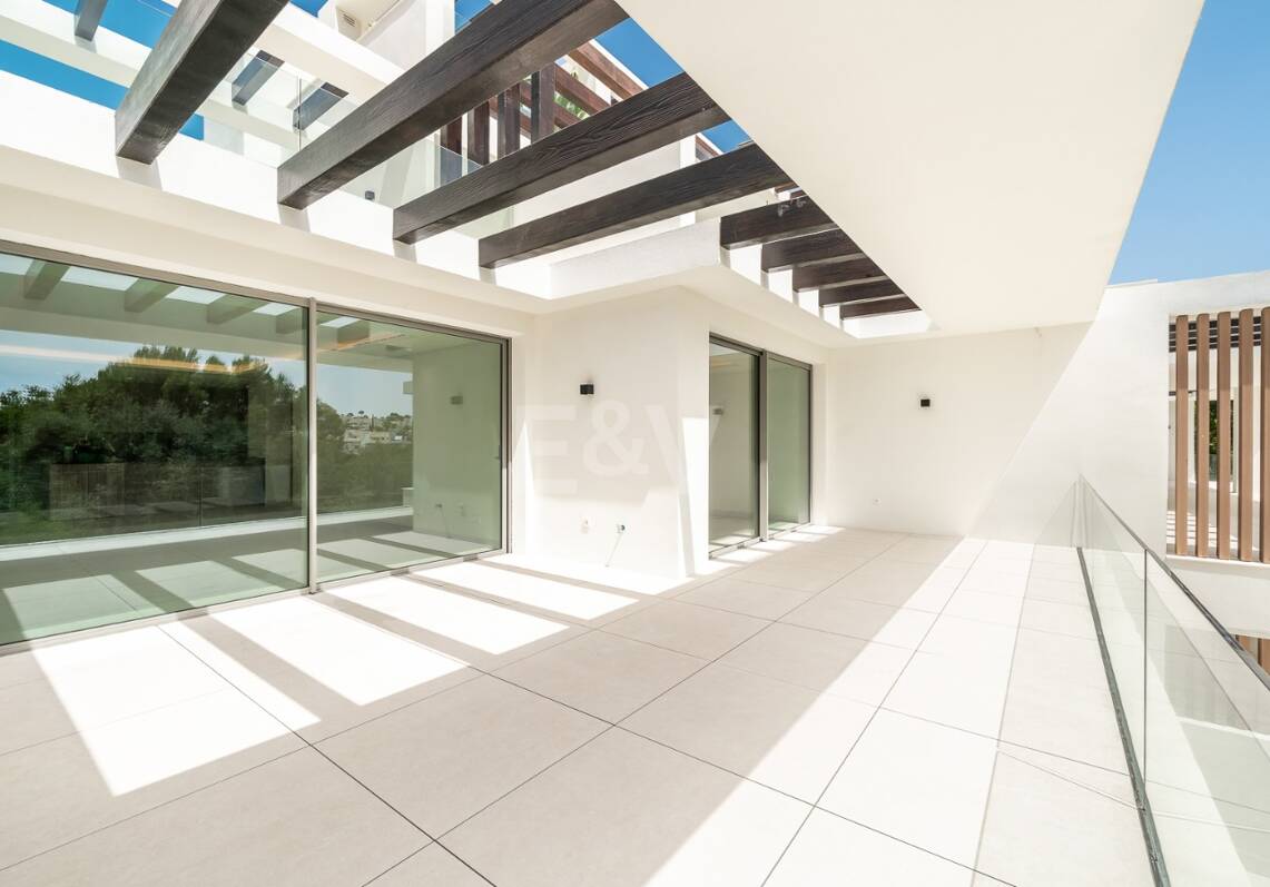 New Luxury Semi Penthouse with Private Rooftop Pool on Marbella's Golden Mile
