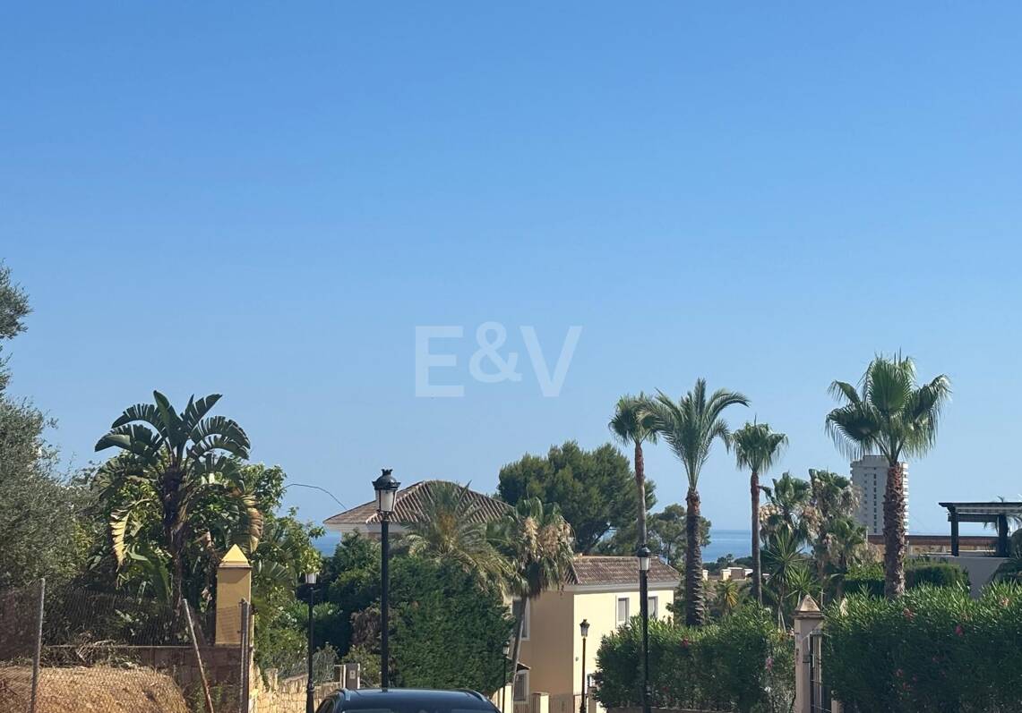 Exclusiva parcela con vistas al mar con licencia de construcción