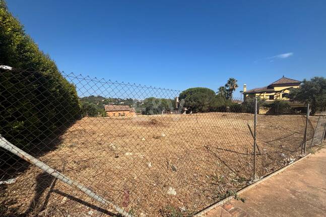 Exclusiva parcela con vistas al mar con licencia de construcción