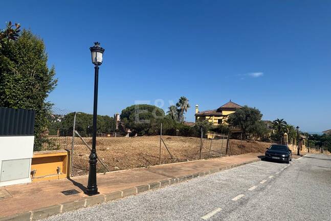 Exclusiva parcela con vistas al mar con licencia de construcción