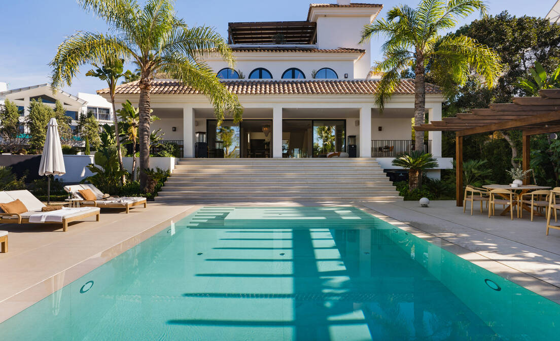 Perched majestically on the front line of a prestigious golf course, this luxury golf-front villa is an architectural masterpiece that...