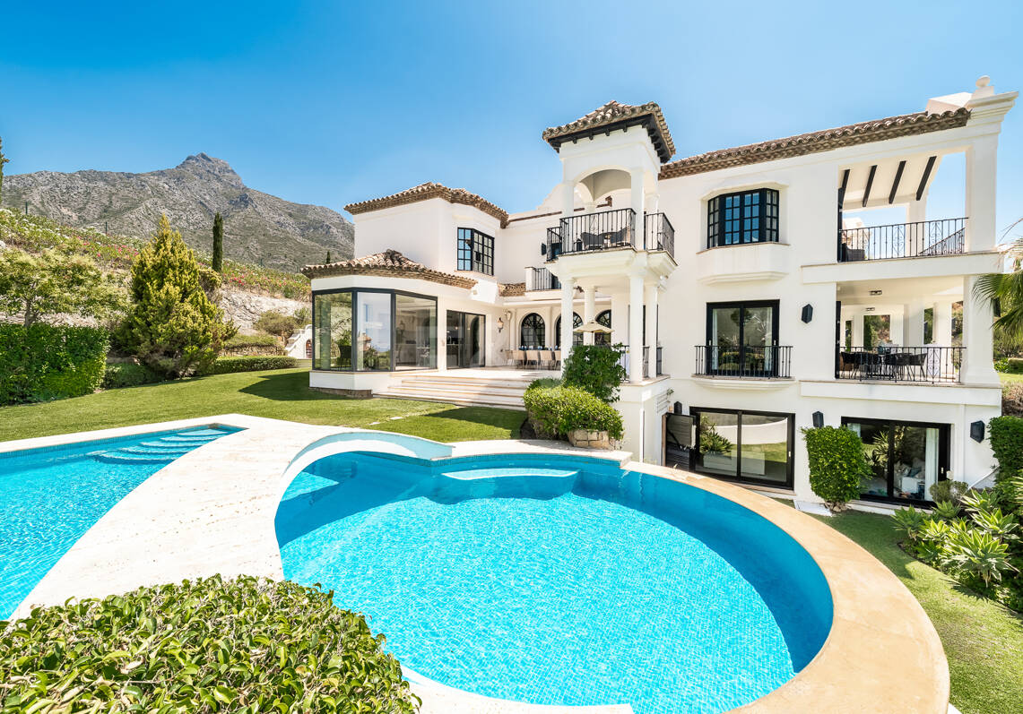 Villa de estilo andaluz con privacidad inigualable y vistas panorámicas al mar