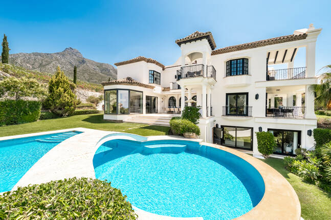 Villa im andalusischen Stil mit unvergleichlicher Privatsphäre und Panoramablick auf das Meer
