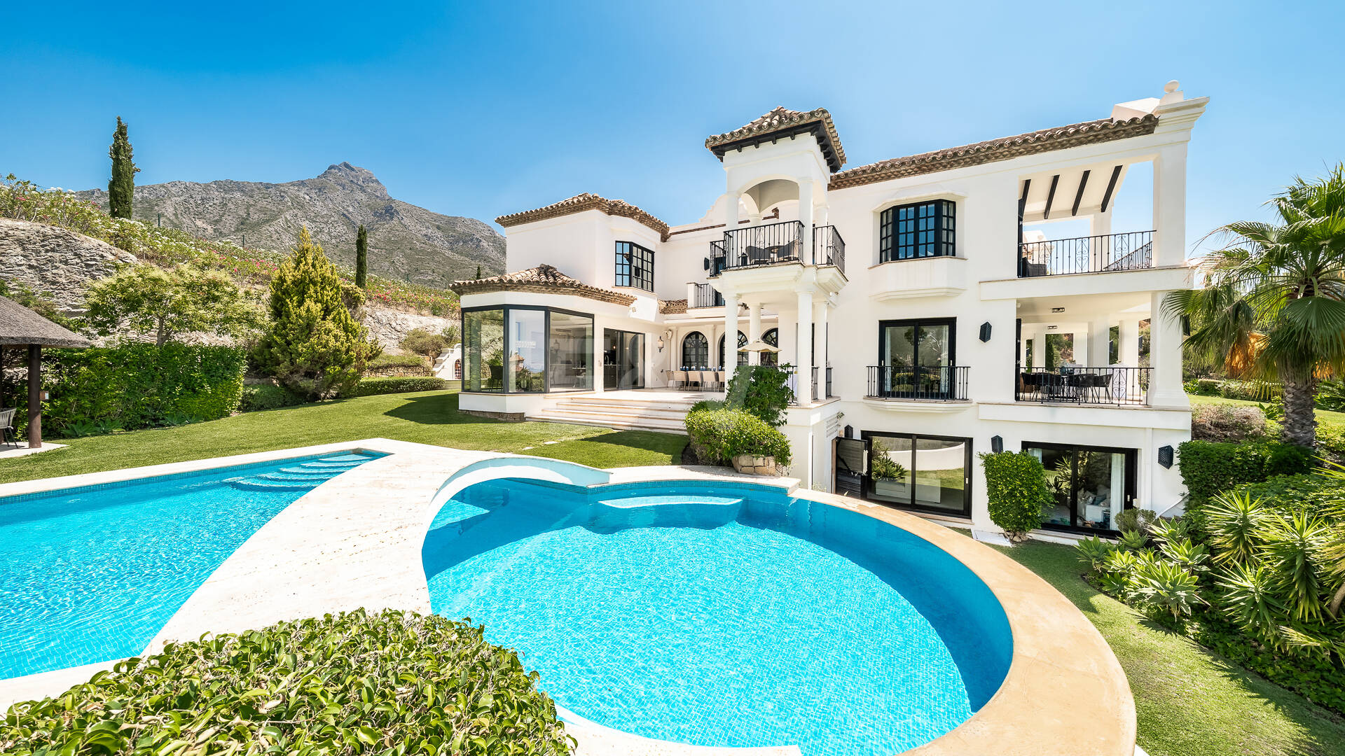 Villa im andalusischen Stil mit unvergleichlicher Privatsphäre und Panoramablick auf das Meer