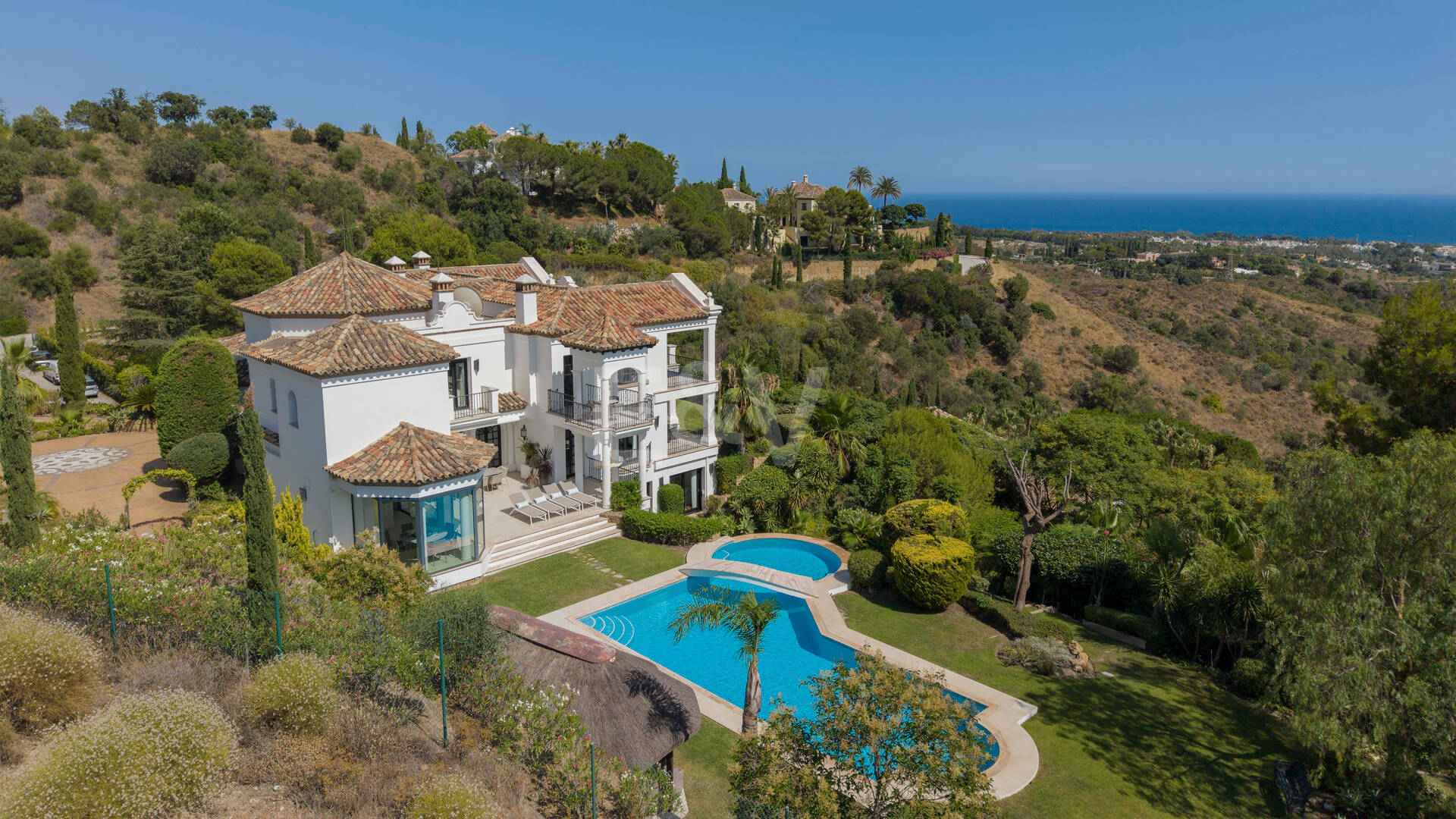 Villa de estilo andaluz con privacidad inigualable y vistas panorámicas al mar