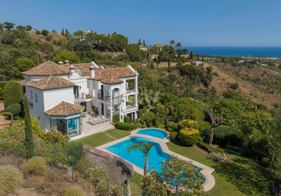 Villa de estilo andaluz con privacidad inigualable y vistas panorámicas al mar
