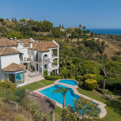Villa de estilo andaluz con privacidad inigualable y vistas panorámicas al mar