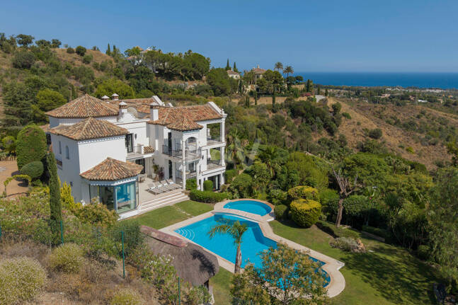 Villa de estilo andaluz con privacidad inigualable y vistas panorámicas al mar