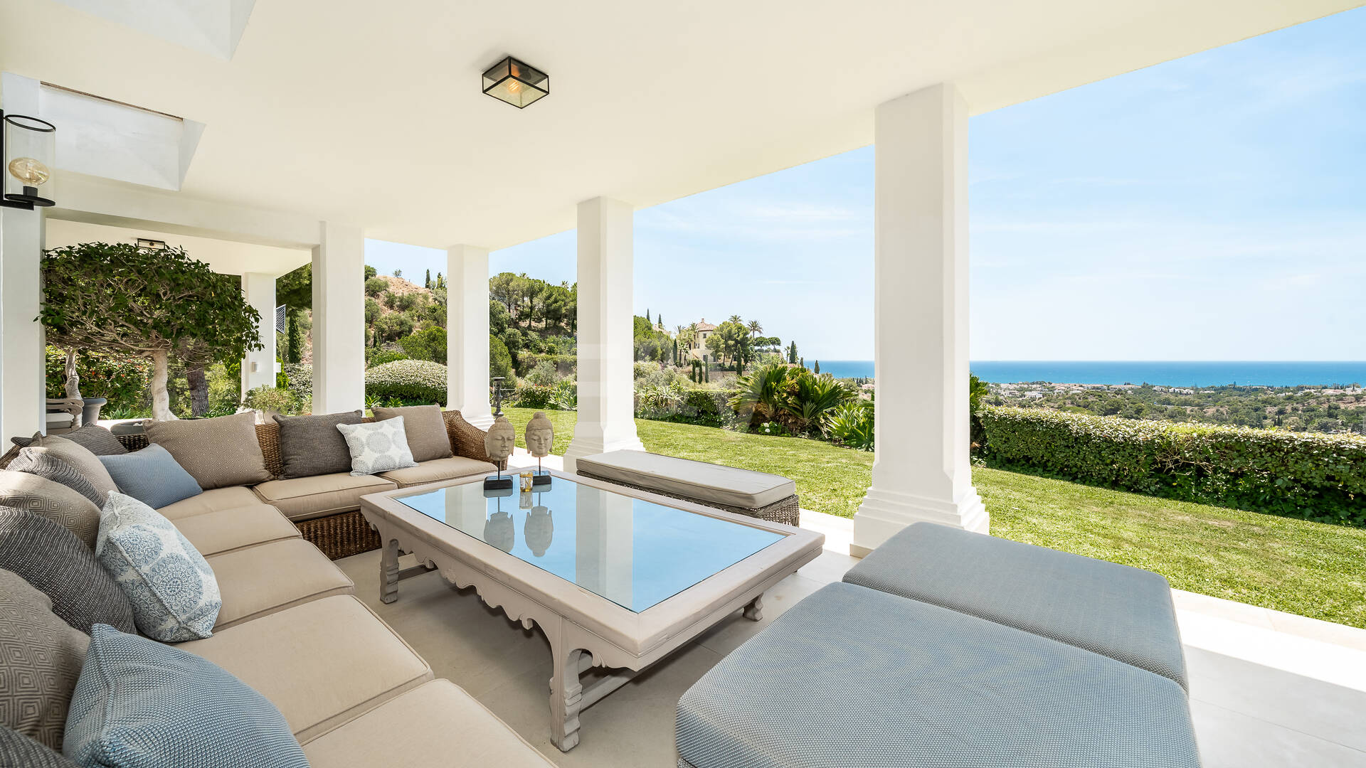 Villa im andalusischen Stil mit unvergleichlicher Privatsphäre und Panoramablick auf das Meer