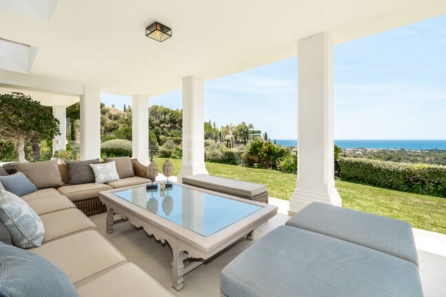 Villa im andalusischen Stil mit unvergleichlicher Privatsphäre und Panoramablick auf das Meer