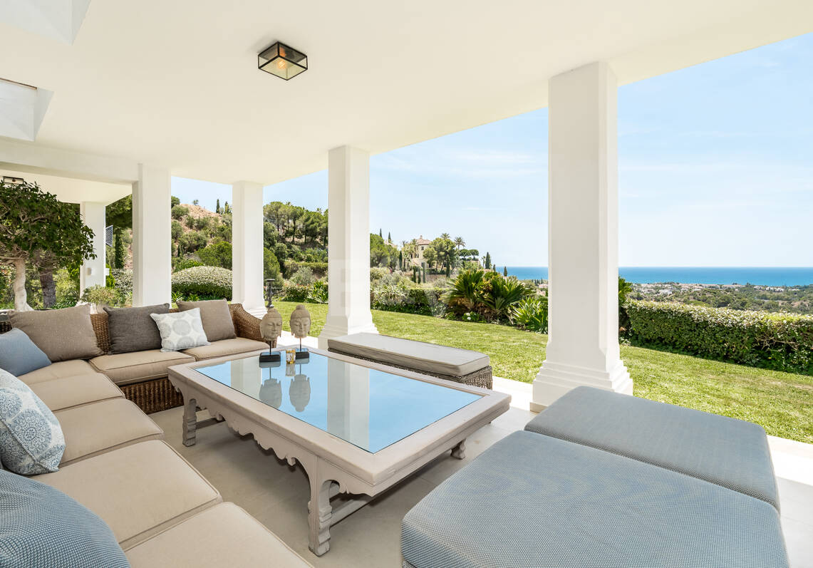 Villa de estilo andaluz con privacidad inigualable y vistas panorámicas al mar