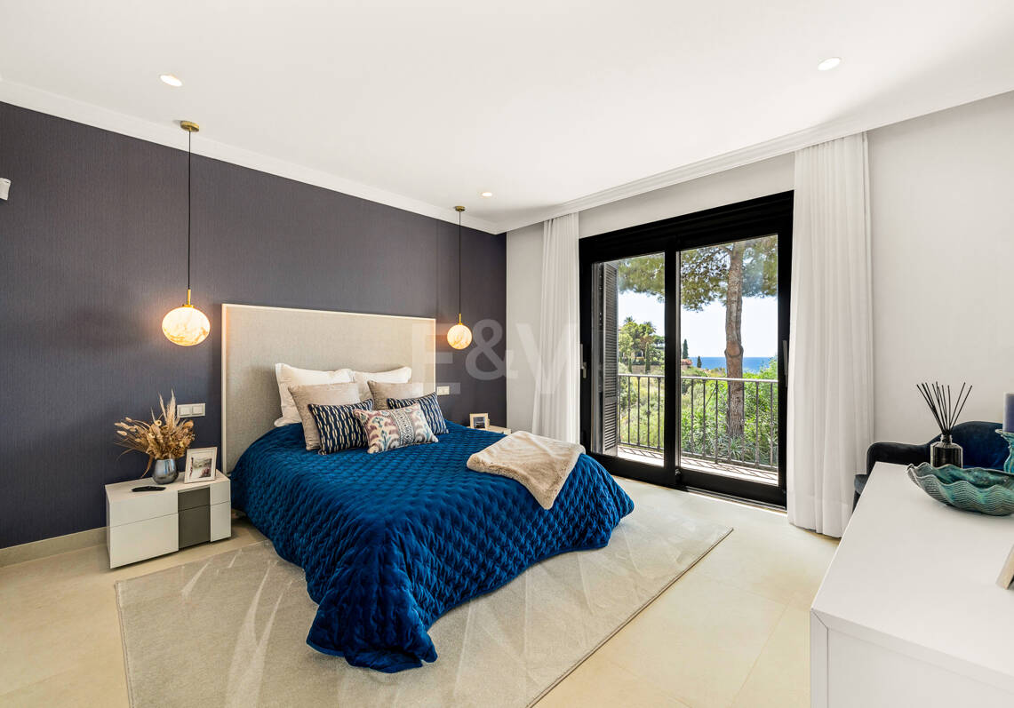 Villa de estilo andaluz con privacidad inigualable y vistas panorámicas al mar